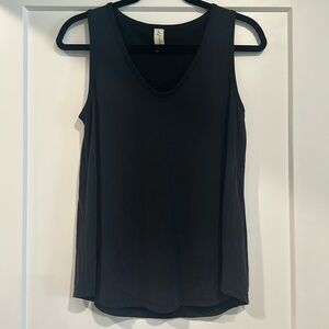 EVEREVE Allison Joy flowy black tank size small